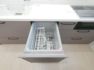【キッチン】 | 甲府市東光寺3丁目 ZEH水準オール電化新築戸建 B号棟 | 家事を短縮！食器洗い乾燥機
