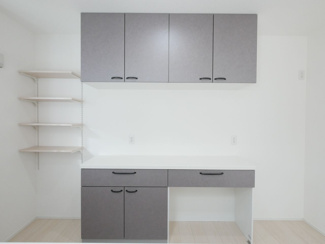 【キッチン】 | 甲府市東光寺3丁目 ZEH水準オール電化新築戸建 B号棟 | 収納豊富なキッチン。調味料から調理器具まですっきり片付けられて作業効率UP