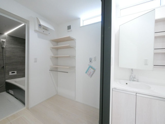 【洗面所】 | 甲府市東光寺3丁目 ZEH水準オール電化新築戸建 B号棟 | 広々とした脱衣所