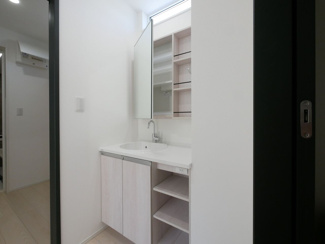 【独立洗面台】 | 甲府市東光寺3丁目 ZEH水準オール電化新築戸建 B号棟 | 三面鏡仕様洗面台