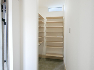 【玄関】 | 甲府市東光寺3丁目 ZEH水準オール電化新築戸建 B号棟 | シューズインクローゼット