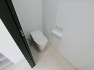 【トイレ】 | 甲府市東光寺3丁目 ZEH水準オール電化新築戸建 B号棟 | 高機能でお洒落なトイレ