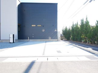 【駐車場】 | 甲府市東光寺3丁目 ZEH水準オール電化新築戸建 B号棟 | カースペースは並列2台分