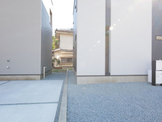 【周辺】 | 甲府市東光寺3丁目 ZEH水準オール電化新築戸建 B号棟 | 敷地東側境界