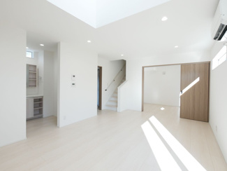 【居間・リビング】 | 甲府市東光寺3丁目 ZEH水準オール電化新築戸建 B号棟 | リビングイン階段