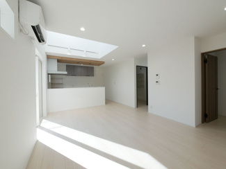 【居間・リビング】 | 甲府市東光寺3丁目 ZEH水準オール電化新築戸建 B号棟 | 17.2帖リビング　吹き抜けがあり、天井が高く、開放感あふれる気持ちいい毎日を