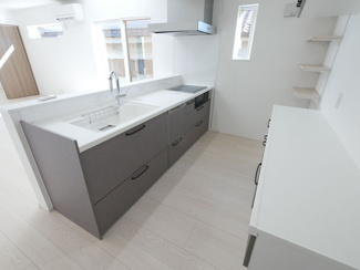 【キッチン】 | 甲府市東光寺3丁目 ZEH水準オール電化新築戸建 B号棟 | 背面キャビネット付きのキッチン　食器や家電も一括収納。空間を美しく保てます