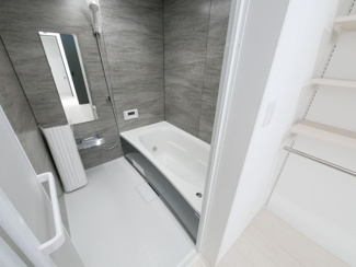 【浴室】 | 甲府市東光寺3丁目 ZEH水準オール電化新築戸建 B号棟 |  1坪サイズの広い浴室。足を伸ばしてゆったり入れる浴槽、贅沢な時間が過ごせます