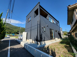 【外観】 | 甲府市東光寺3丁目 ZEH水準オール電化新築戸建 B号棟 | 建物南側より撮影　随時ご見学可能です。お気軽にお問合せください。