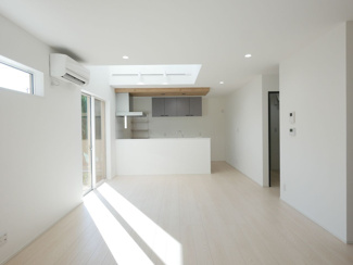 【居間・リビング】 | 甲府市東光寺3丁目 ZEH水準オール電化新築戸建 B号棟 | 家族が自然と集まり、ゆったりくつろげる広々17.2帖のLDK