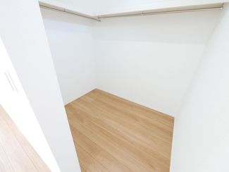 【収納】 | 甲府市東光寺3丁目 ZEH水準オール電化新築 A棟 車並列2台 | ２階７帖洋室のウォークインクローゼット