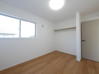 【洋室】 | 甲府市東光寺3丁目 ZEH水準オール電化新築 A棟 車並列2台 | ２階７帖洋室