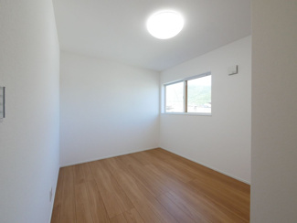 【洋室】 | 甲府市東光寺3丁目 ZEH水準オール電化新築 A棟 車並列2台 | 2階5.3帖洋室