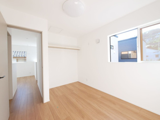 【洋室】 | 甲府市東光寺3丁目 ZEH水準オール電化新築 A棟 車並列2台 | ４．８帖洋室