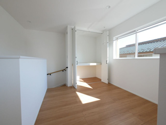 【その他】 | 甲府市東光寺3丁目 ZEH水準オール電化新築 A棟 車並列2台 | ２階廊下のサンルーム　クローゼット付き