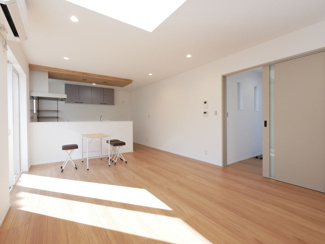 【居間・リビング】 | 甲府市東光寺3丁目 ZEH水準オール電化新築 A棟 車並列2台 | 建物完成済み　日当たりの良いリビングを是非ご見学にいらしてください。