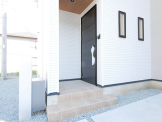 【玄関】 | 甲府市東光寺3丁目 ZEH水準オール電化新築 A棟 車並列2台 | 室内が丸見えにならない設計の玄関