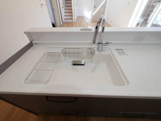 【キッチン】 | 甲府市東光寺3丁目 ZEH水準オール電化新築 A棟 車並列2台 | 傷に強い人造大理石キッチン