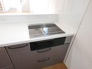 【キッチン】 | 甲府市東光寺3丁目 ZEH水準オール電化新築 A棟 車並列2台 | 掃除がしやすく高火力なＩＨクッキングヒーター