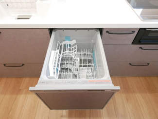 【キッチン】 | 甲府市東光寺3丁目 ZEH水準オール電化新築 A棟 車並列2台 | 食洗器付きで家事時間を減らせます。