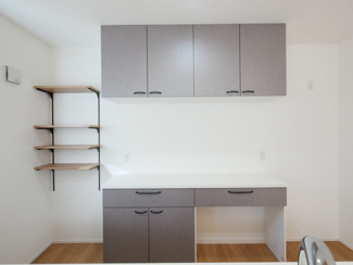 【キッチン】 | 甲府市東光寺3丁目 ZEH水準オール電化新築 A棟 車並列2台 | キッチン背面キャビネット付き　後で購入すると高額な商品です。