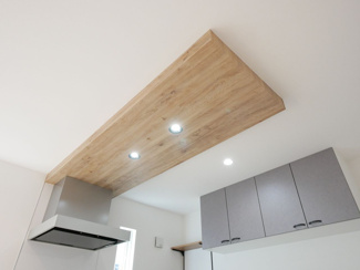 【キッチン】 | 甲府市東光寺3丁目 ZEH水準オール電化新築 A棟 車並列2台 | お洒落なポップアップ天井のキッチン