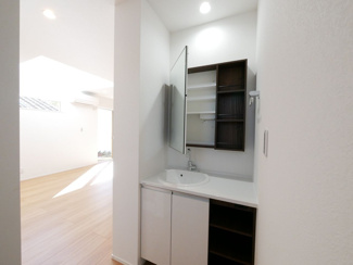 【キッチン】 | 甲府市東光寺3丁目 ZEH水準オール電化新築 A棟 車並列2台 | 脱衣所とは別室に設置の洗面台