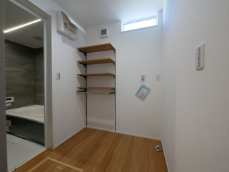 【その他】 | 甲府市東光寺3丁目 ZEH水準オール電化新築 A棟 車並列2台 | 洗面台は別室の為、広々とした脱衣所　収納あり