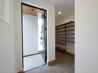 【玄関】 | 甲府市東光寺3丁目 ZEH水準オール電化新築 A棟 車並列2台 | 玄関には広いシューズインクローゼット　スッキリした玄関に