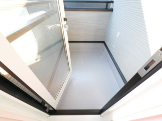 【バルコニー】 | 甲府市東光寺3丁目 ZEH水準オール電化新築 A棟 車並列2台 | 広いバルコニーではございませんが、室内にはサンルームがあるので事足りますね