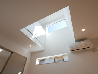 【居間・リビング】 | 甲府市東光寺3丁目 ZEH水準オール電化新築 A棟 車並列2台 | リビング吹き抜け