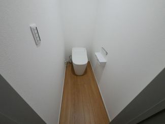 【トイレ】 | 甲府市東光寺3丁目 ZEH水準オール電化新築 A棟 車並列2台 | １階　ウォシュレット付き高機能トイレ