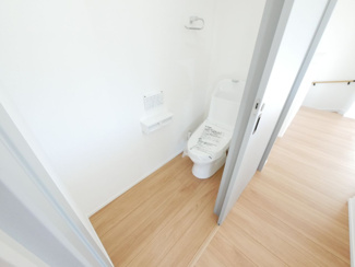 【トイレ】 | 甲府市東光寺3丁目 ZEH水準オール電化新築 A棟 車並列2台 | 2階トイレ