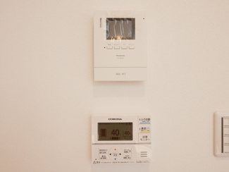 【その他】 | 甲府市東光寺3丁目 ZEH水準オール電化新築 A棟 車並列2台 | モニター付きインターフォンとエコキュートスイッチ