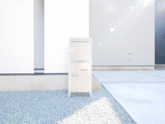 【庭】 | 甲府市東光寺3丁目 ZEH水準オール電化新築 A棟 車並列2台 | 宅配ボックス付きのポスト