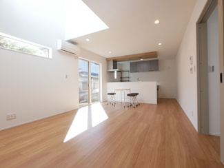 【居間・リビング】 | 甲府市東光寺3丁目 ZEH水準オール電化新築 A棟 車並列2台 | １７帖リビング　吹き抜け有　開放感あふれる気持ちいい毎日を