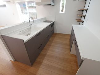 【キッチン】 | 甲府市東光寺3丁目 ZEH水準オール電化新築 A棟 車並列2台 | 対面キッチンは料理をしながらご家族の様子が見えて安心。会話も自然と弾みます。