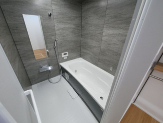 【浴室】 | 甲府市東光寺3丁目 ZEH水準オール電化新築 A棟 車並列2台 | 高級感のある壁パネル　１坪サイズバスルーム