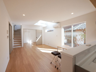 【居間・リビング】 | 甲府市東光寺3丁目 ZEH水準オール電化新築 A棟 車並列2台 | １７帖のとても明るいリビング。昼間は照明いらず、風も抜けて心地よく過ごせます