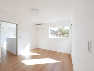 【洋室】 | 甲府市東光寺3丁目 ZEH水準オール電化新築 A棟 車並列2台 | ２階７帖洋室