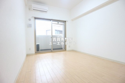 【居間・リビング】 | アーデン千里中央 | ゆったりとくつろげる、落ち着きのある居室空間です