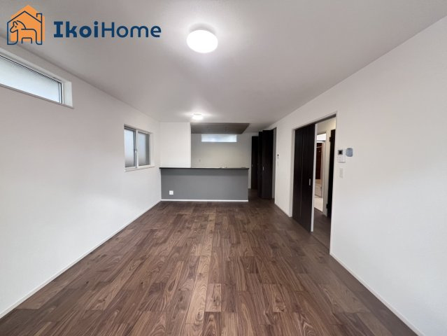 神戸市西区池上1丁目　新築戸建の居間・リビング|◆同社施工例◆リビングは長方形で家具を配置しやすい間取りとなっております。