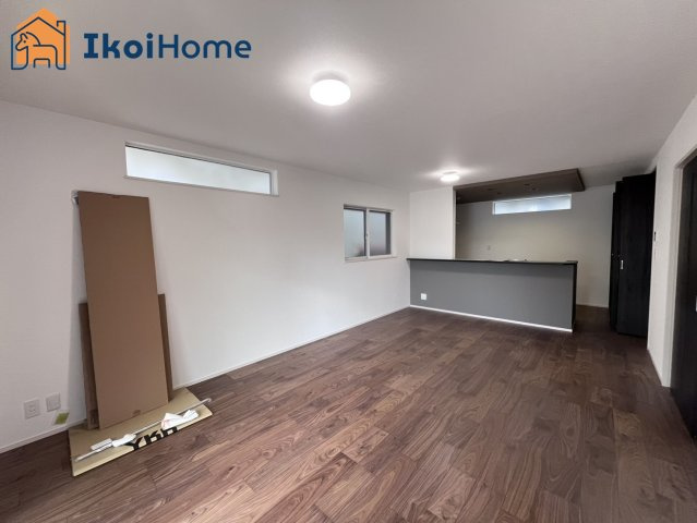 神戸市西区池上1丁目　新築戸建の居間・リビング|◆同社施工例◆広々としたLDKは開放感があり、大型家具を設置しても圧迫感がありません。