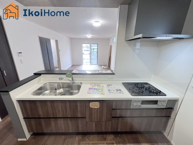 神戸市西区池上1丁目　新築戸建のキッチン|◆同社施工例◆キッチンと同色のカップボードの設置依頼を承ることが多いです。お気軽にご相談下さいませ