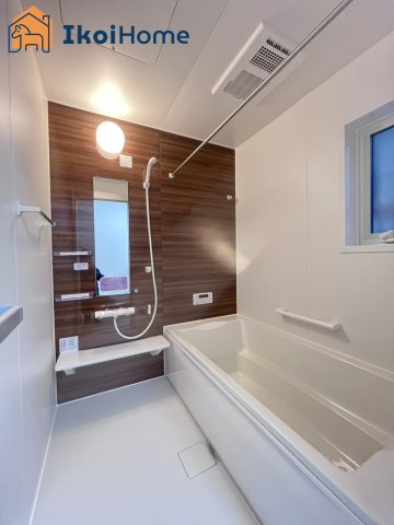 神戸市西区池上1丁目　新築戸建の浴室|◆同社施工例◆足を伸ばしてご入浴いただけるゆったりとした浴槽です。ベンチタイプで半身浴も可能です。