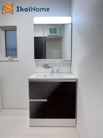 神戸市西区池上1丁目　新築戸建の洗面所|◆同社施工例◆洗面台はお化粧をする時にも便利な３面鏡＆お掃除の際にも便利なハンドシャワータイプです。