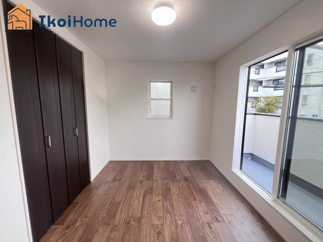 神戸市西区池上1丁目　新築戸建の子供部屋|◆同社施工例◆バルコニーに面した明るいお部屋です♪クローゼットも完備しております！