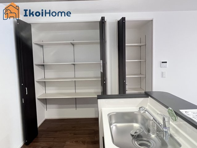 神戸市西区池上1丁目　新築戸建の収納|◆同社施工例◆収納スペース広々♪収納時に便利な棚・ハンガーパイプ付きです！