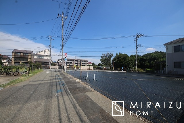 【外観】 | 青く澄み渡った綺麗な空と、陽の光をたっぷりと受ける、そんな新築住宅で新生活をスタートしてみませんか？見学・ご相談等、ミライズホーム(株)までお気軽にご連絡下さい。