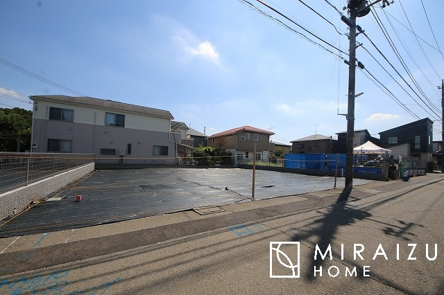 【外観】 | 青く澄み渡った綺麗な空と、陽の光をたっぷりと受ける、そんな新築住宅で新生活をスタートしてみませんか？見学・ご相談等、ミライズホーム(株)までお気軽にご連絡下さい♪
